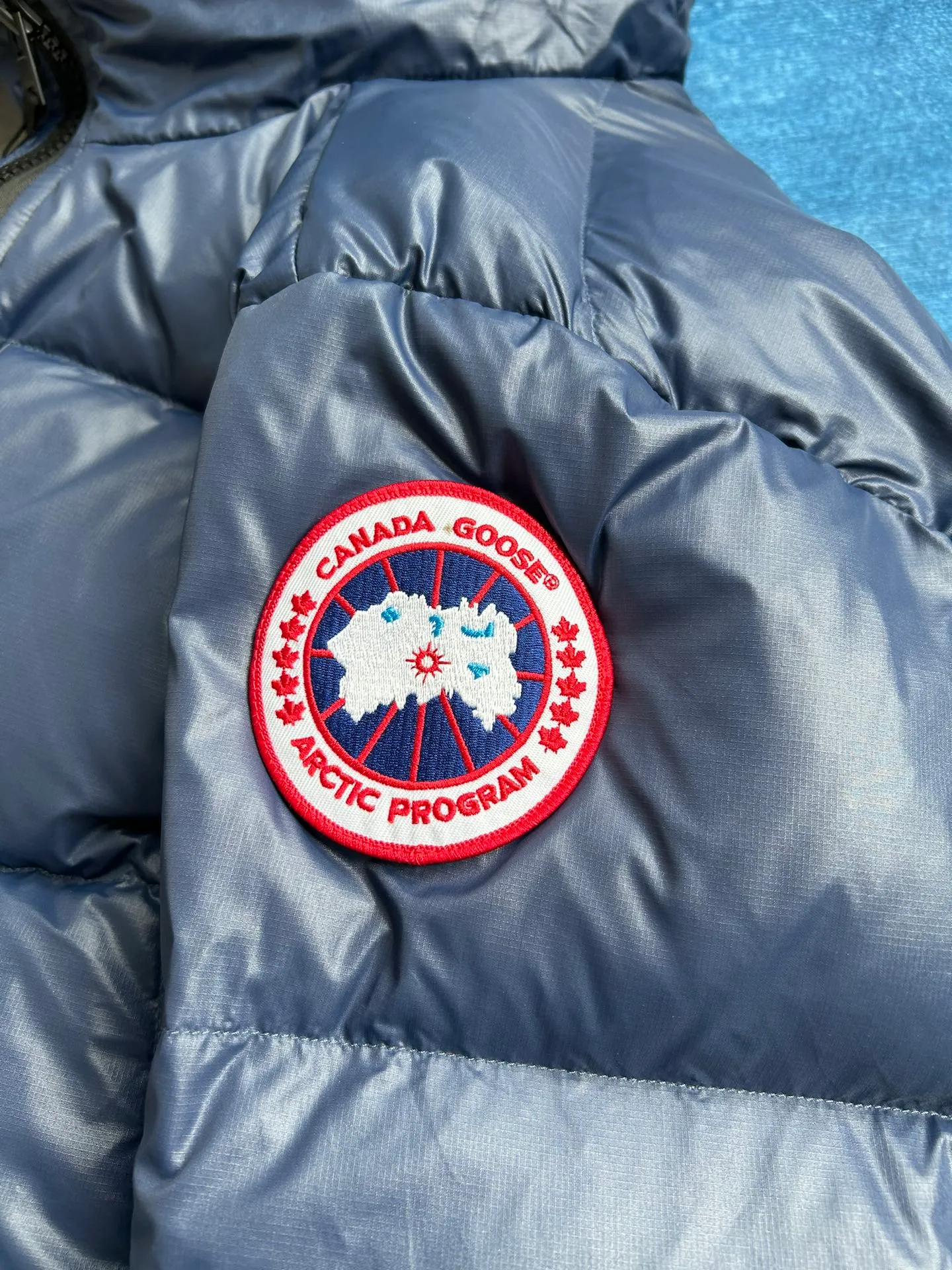 P820 ​​Dark Blue Style No.: Y111 𝘾𝘼𝙉𝘼𝘿𝘼 𝙂𝙊𝙊𝙎𝙀/Canada Goose 2023 Limited New Crofton Puff Down Jacket Pure Guangzhou Inspection 80 White Duck Down Filling‼  Top version, ceiling level‼ Crofton soft bread, the latest style in 2023, has a cold protection effect of up to level 4. It is made of recycled Feather-Light tear-resistant fabric. It is ultra-light and has no weight on the upper body at all! The unique black label highlights your temperament‼  Canada Goose, a Canadian brand, has always been recognized as the warmest down jacket. Various Instagram celebrities, Internet celebrities, and celebrities often wear it for street photos. I do Canada Goose every year, but I still can’t get rid of my love for the geese. No matter how cold the winter is, there is no need to be afraid, because there are geese! Filled with 80% white duck down, Canada Goose is the legendary warmest down jacket and is known as a must-have for Arctic outdoor sports! The most popular down jacket in the world, celebrities are rushing to buy it, it is a must-have! Same style for men and women Size: S~XXL